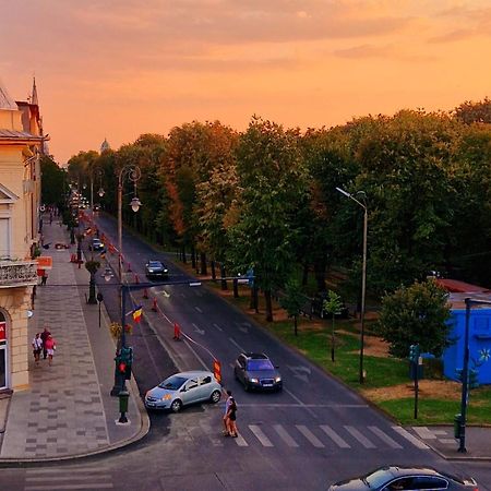 Central Epic Apartment-Self Check In Arad Bagian luar foto