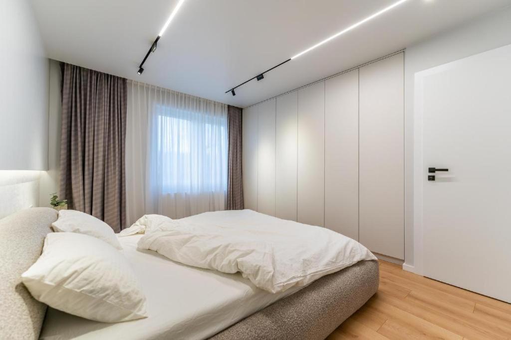 Central Epic Apartment-Self Check In Arad Bagian luar foto