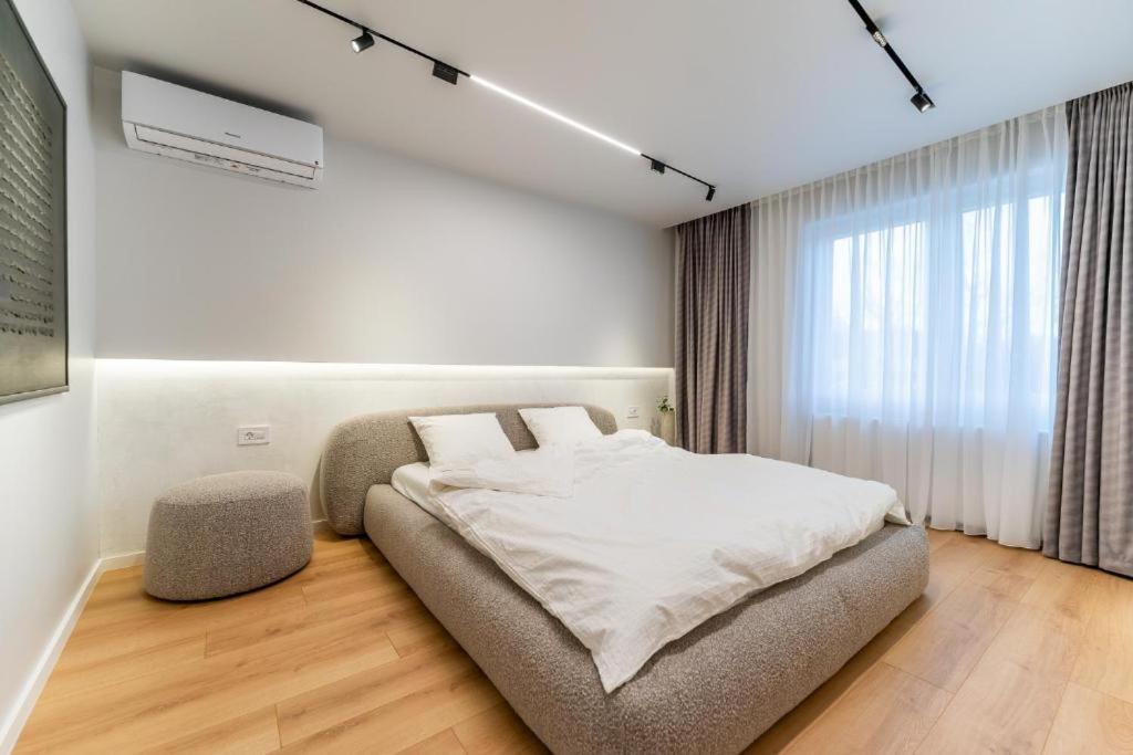 Central Epic Apartment-Self Check In Arad Bagian luar foto