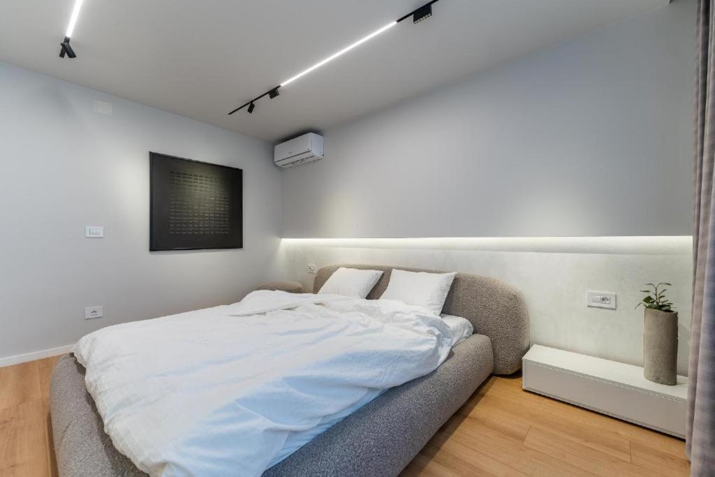 Central Epic Apartment-Self Check In Arad Bagian luar foto