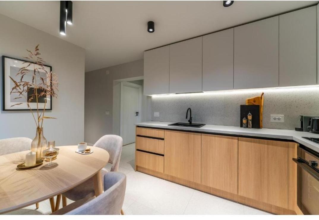 Central Epic Apartment-Self Check In Arad Bagian luar foto