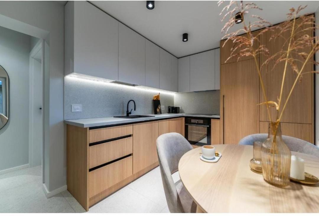 Central Epic Apartment-Self Check In Arad Bagian luar foto